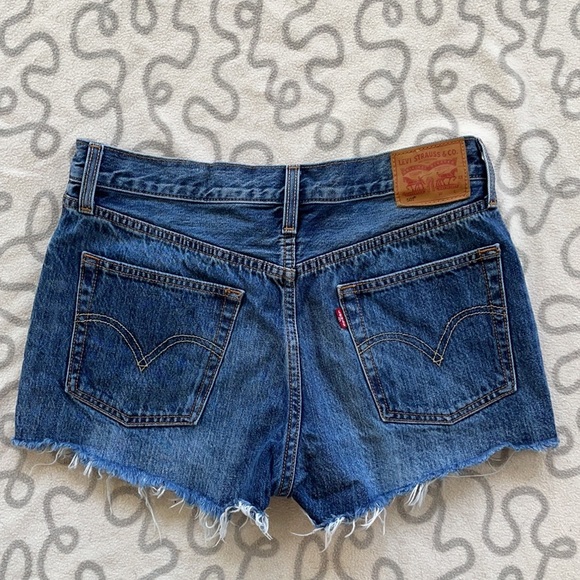 Levi’s 501 High Rise Raw Hem Shorts - Picture 2 of 6
